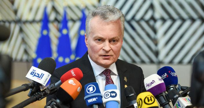 G. Nausėda NATO Generaliniam sekretoriui pažadėjo, kad Lietuva gynybos išlaidų nemažins