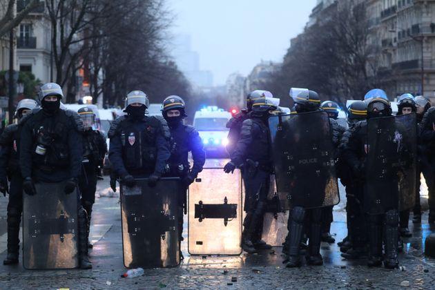 Paryžiaus policija vaikė protestuotojus naudodama „demokratines“ ašarines dujas ir vandens patrankas