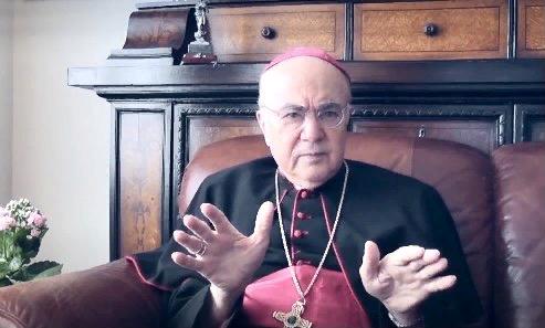 Arkivyskupas Vigano kviečia tikinčiuosius priimti į savo namus dėl koronės persekiojamus kunigus