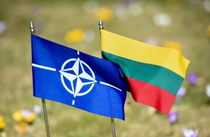 Kas ir kada mus „įvarė“ į NATO?