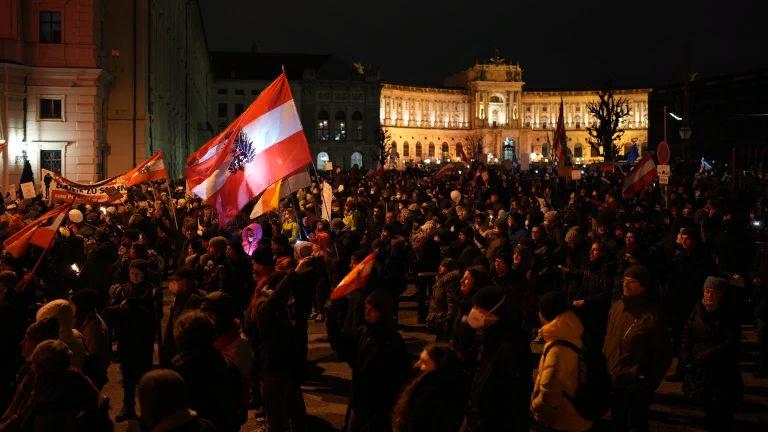 Vakar Vienoje prieš skiepų diktatūrą protestavo 100000 austrų