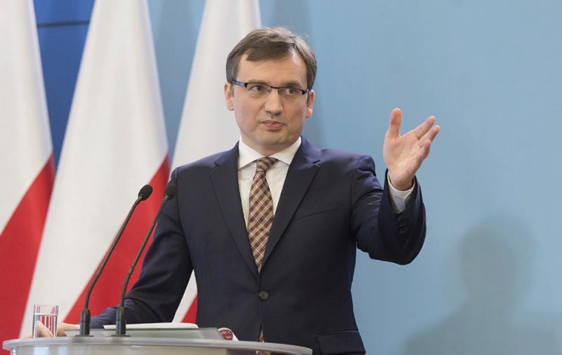 Lenkijos teisingumo ministras pasiūlė sustabdyti asignavimus ES biudžetui, jei ginčas su Briuseliu paaštrėtų