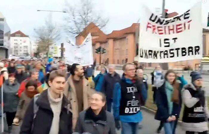 Protestai Vokietijoje. Baden-Viurtembergo žėmėje prieš koronės politiką protestavo 50000 žmonių