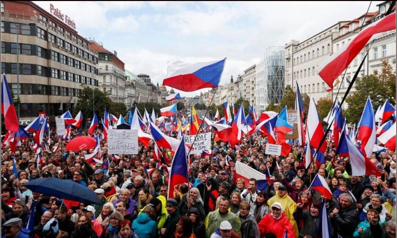 Dešimtys tūkstančių žmonių Prahoje protestuoja prieš NATO ir ES