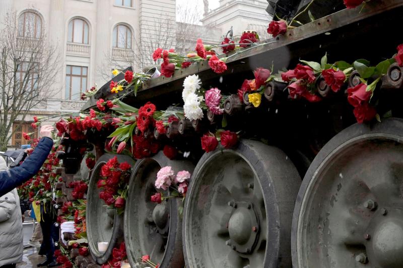 Provokacija su pamuštu rusų tanku supykdė Berlyno gyventojus: jie nuplėšė Ukrainos vėliavą ir pagerbė žuvusius rusus gėlėmis